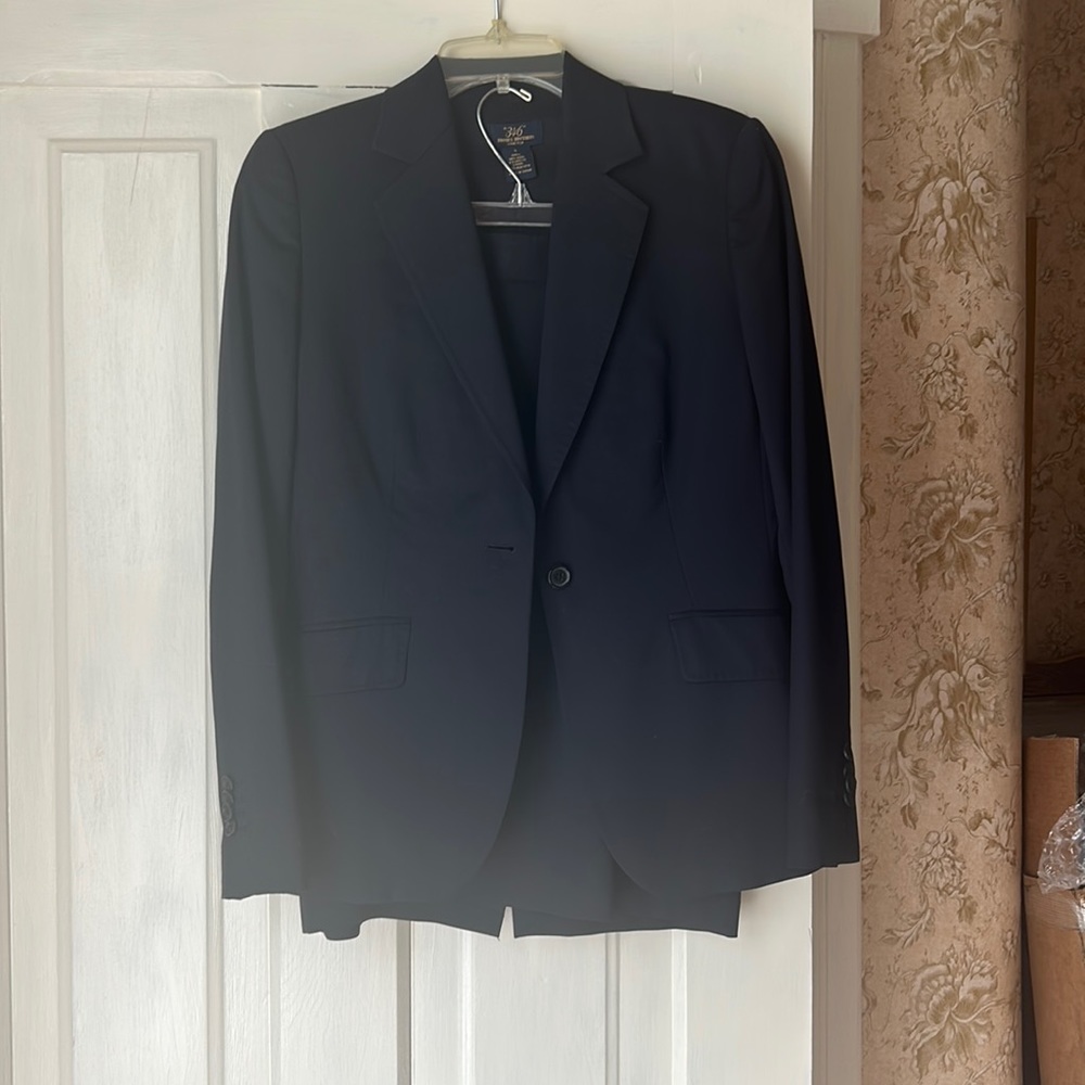 Beautiful brooks brothers suit complete with skirt.